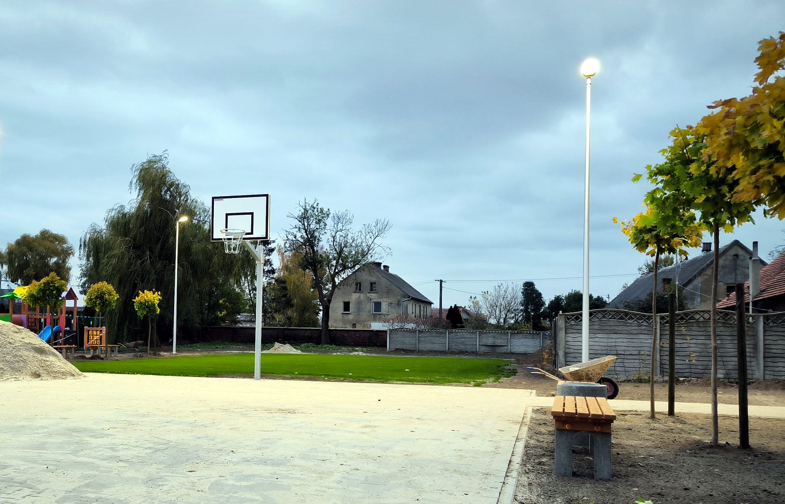 Boisko do koszykówki oświetlone latarniami LED o zmierzchu